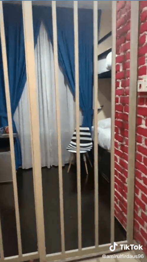 Prison-themed room at Impi Yan Hotel
