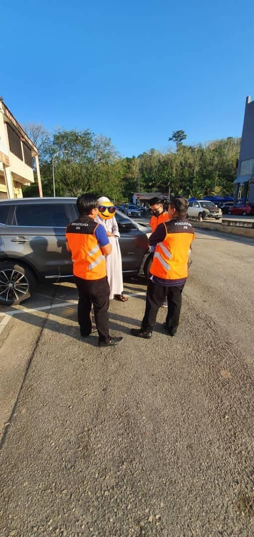 JKM officers discover Proton X70 belongs to beggar
