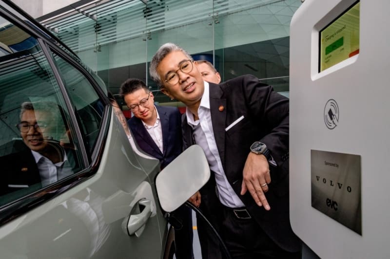 Tengku Zafrul at petrol station