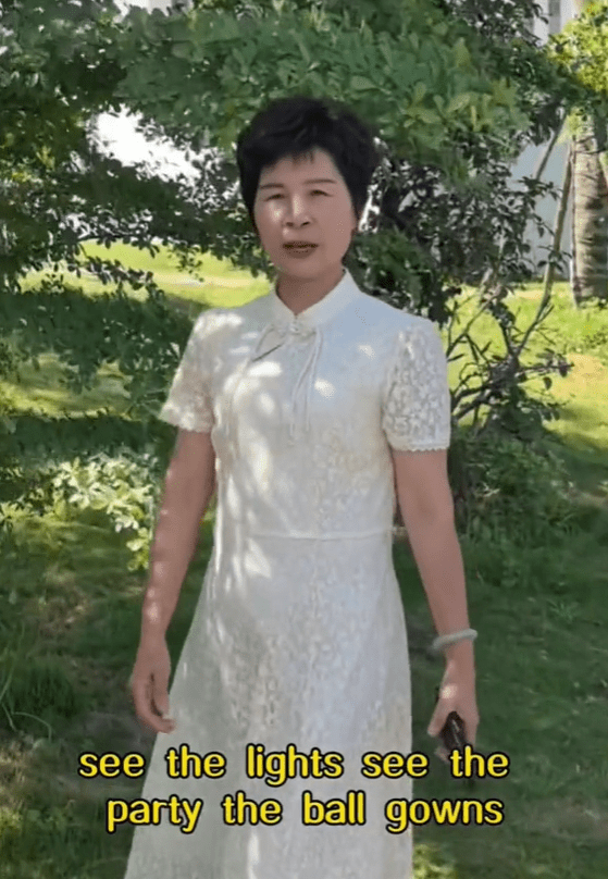 China aunty sings 'Love Story'