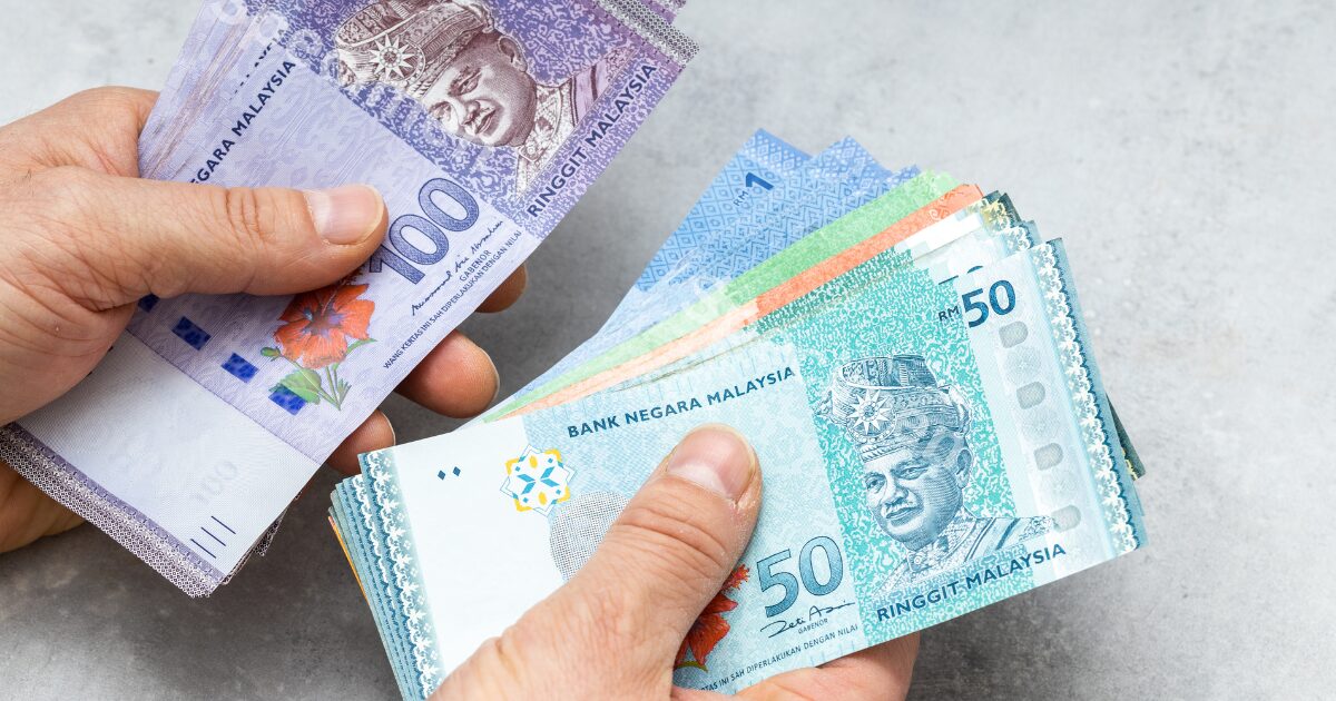 Counting ringgit