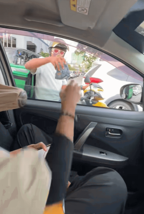 Delivery food to car in traffic jam Screenshot 2025-03-19 114735