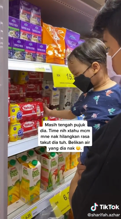 Siblings help child who got lost at IOI Mall