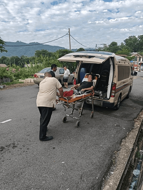 Elderly woman taken to hospital by ambulance in Negeri Sembilan
