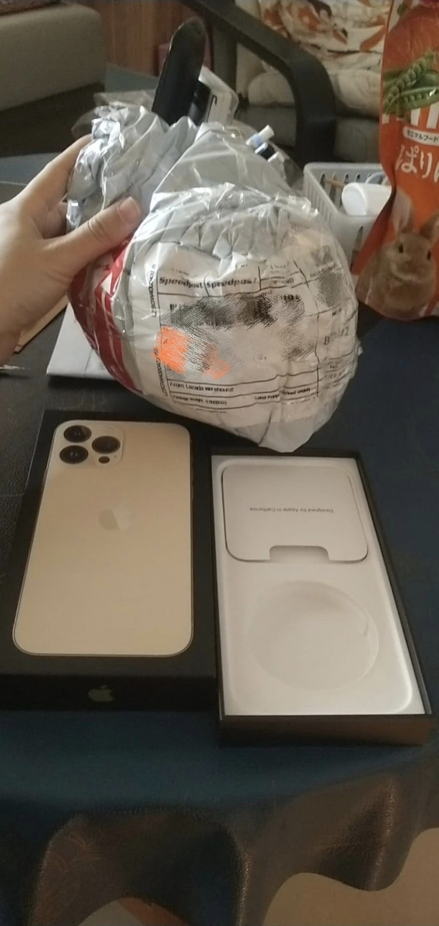 S'porean Woman Who Purchased An iPhone Loses RM5.2k After Receiving An Empty Box From Speedpost Courier