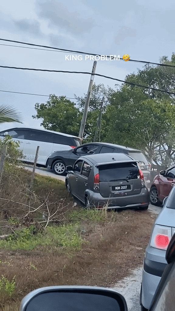 Impatient Myvi Driver Tries To Cut Queue And Overtake Other Cars, Get Stuck In The Ditch Instead