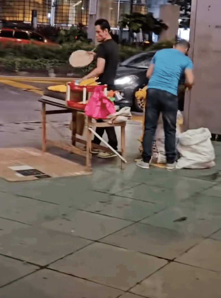 Foreigner spotted selling grilled corn outside KLCC 2
