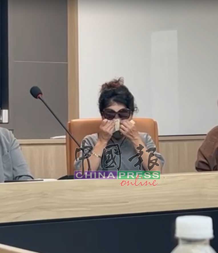 Hong Yongxing's mother crying