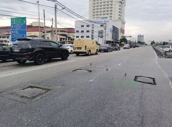 Uneven manhold cover at Jalan Merah, Batu Pahat