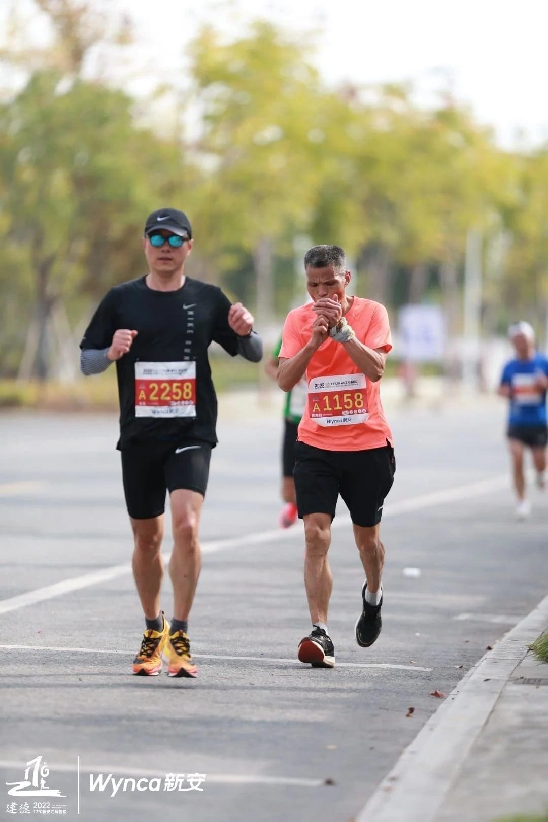 Chen smoking while running 42km marathon