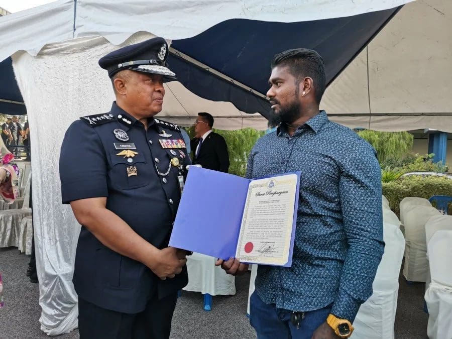 Man receives award from Johor police