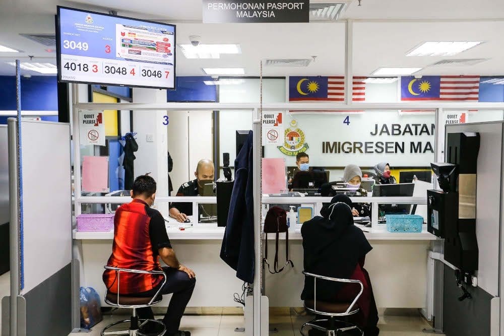 M'sian Couple Nabbed For Trafficking Sri Lankan Children To Europe By Immigration Department