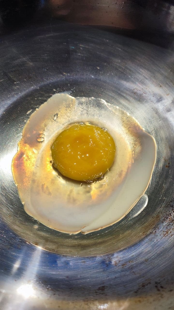 Sabah Woman Cooks Egg Under The Sun Just To Prove How Sibeh Hot It Is Right Now