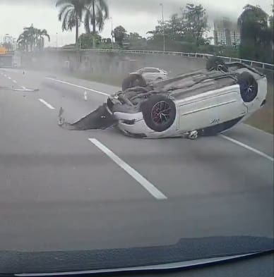 Toyota camry crashes into Honda city near Awan Biru R&R