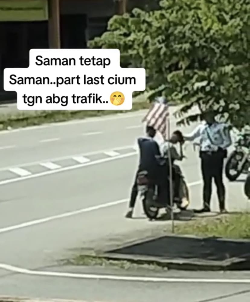 M'sian Teen Kisses Traffic Police's Hand Despite Getting Fined
