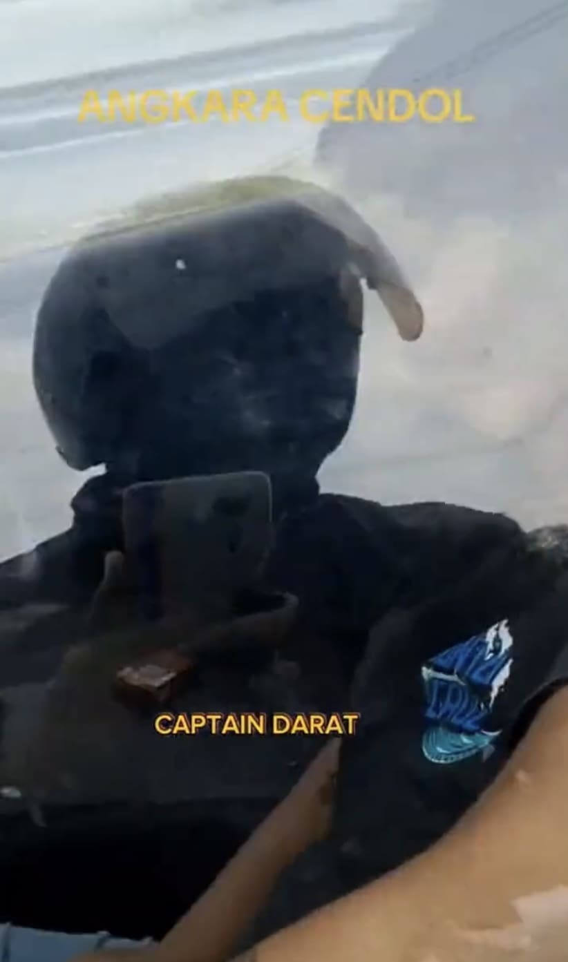 motorcyclist confront mans who allegedly didn't pay their cendol