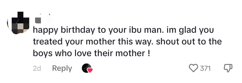 M'sian Man Surprises Mum With Birthday Cake At Her Workplace, Leaves Netizens Touched - comment