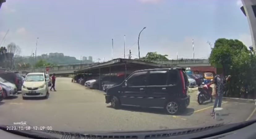 Malaysian Woman ‘Chopes’ Parking Spot With A Bucket 
