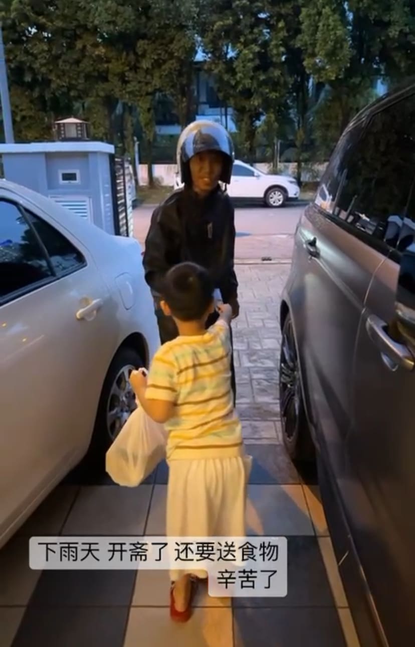 M'sian boy gives duit raya to food rider