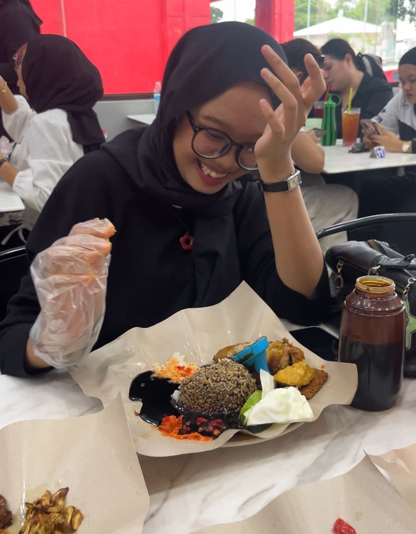 M'sian Woman’s Ayam Gepuk Soaked By Soy Sauce After Bottle Lid Pops Off