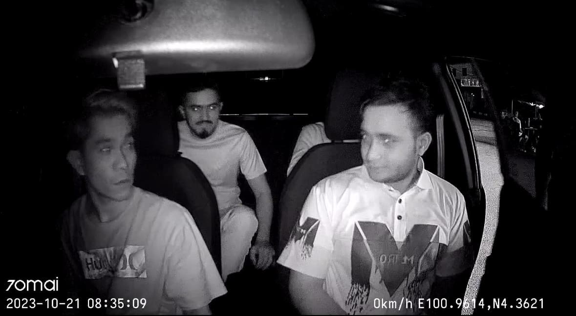 M'sian Driver Tries To Help Passenger With Seatbelt But Realises It’s Hopeless