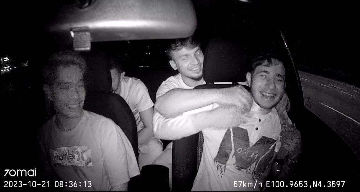 M'sian Driver Tries To Help Passenger With Seatbelt But Realises It’s Hopeless