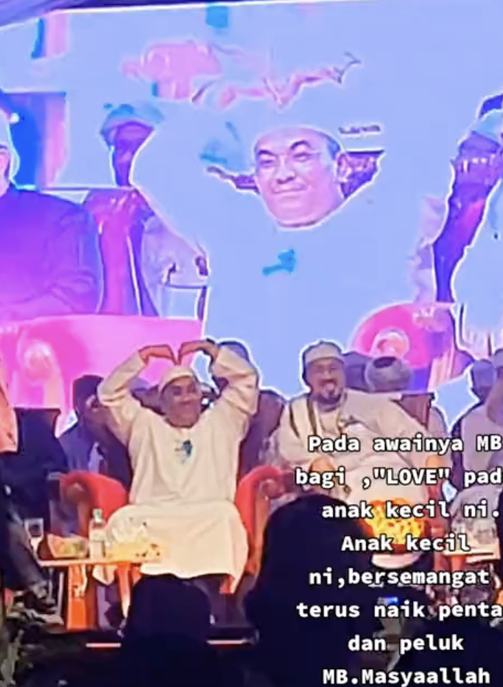 Kedah MB Sanusi Strikes 'Love' Posture To Young Boy, Boy Gives Him A Hug Afterward 1
