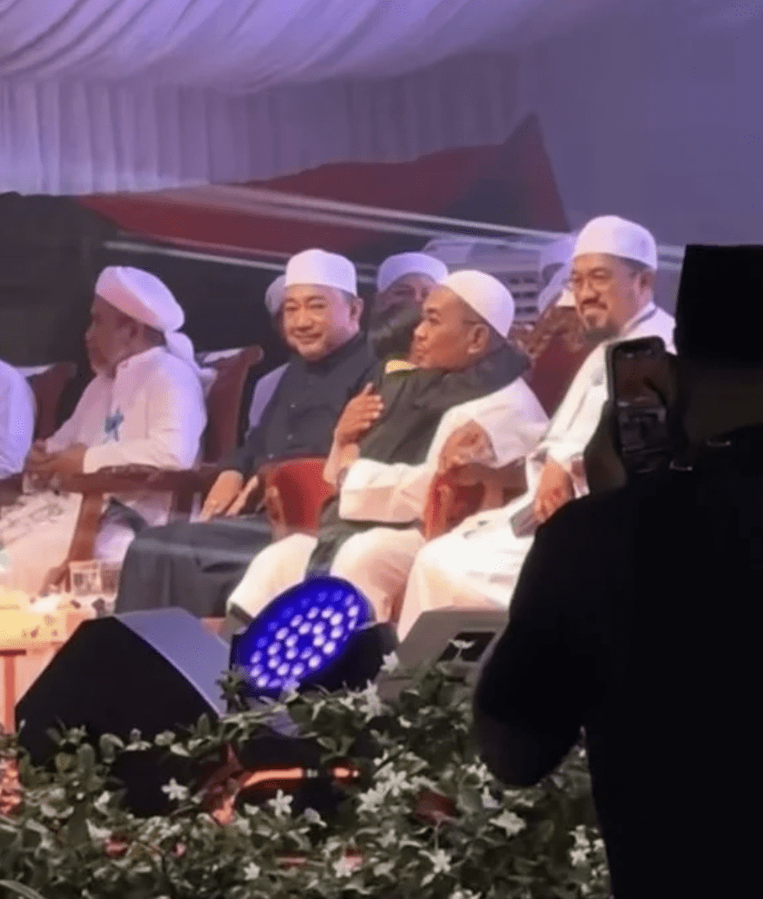 Kedah MB Sanusi Strikes 'Love' Posture To Young Boy, Boy Gives Him A Hug Afterward 2
