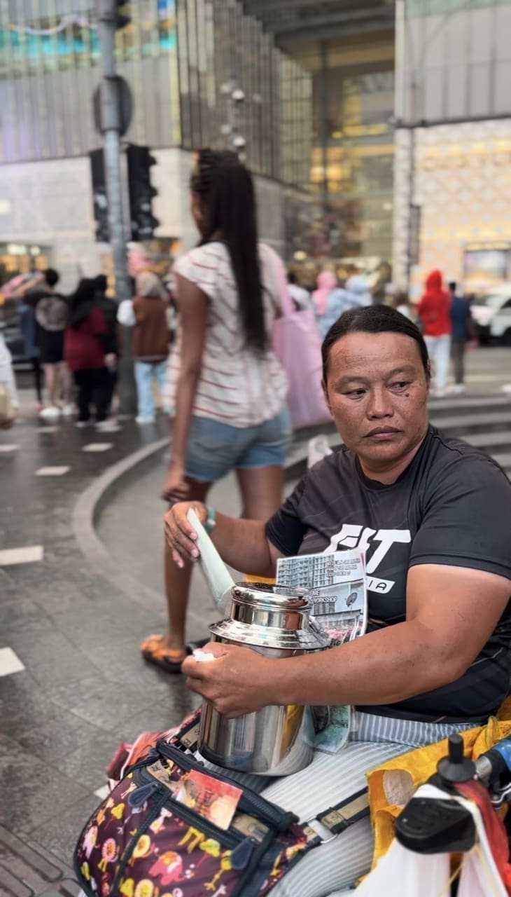 Koh Lee Peng selling tissue