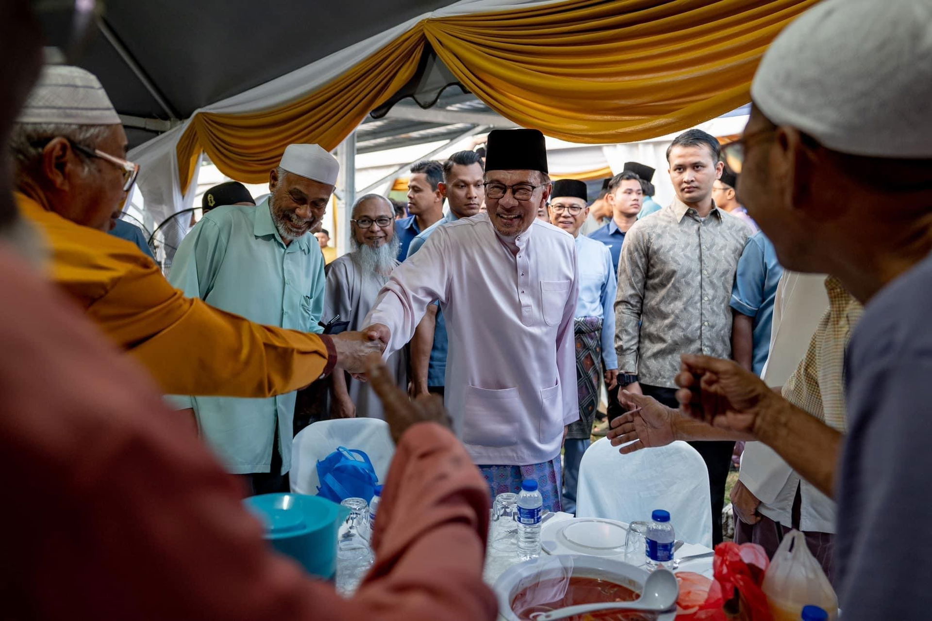 Anwar Ibrahim greeting people at Pahang