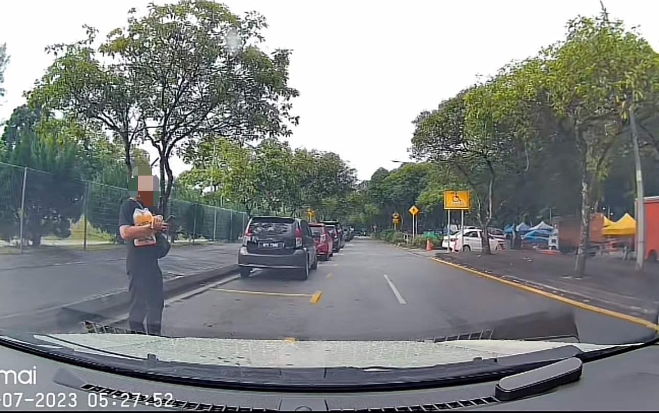 M'sian Woman Forces Man Out Who ‘Choped’ Parking Spot With His Body