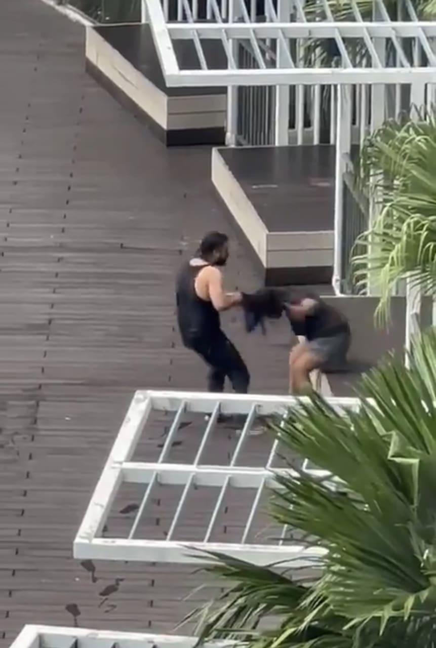 Man pulls gf's hair aggressively