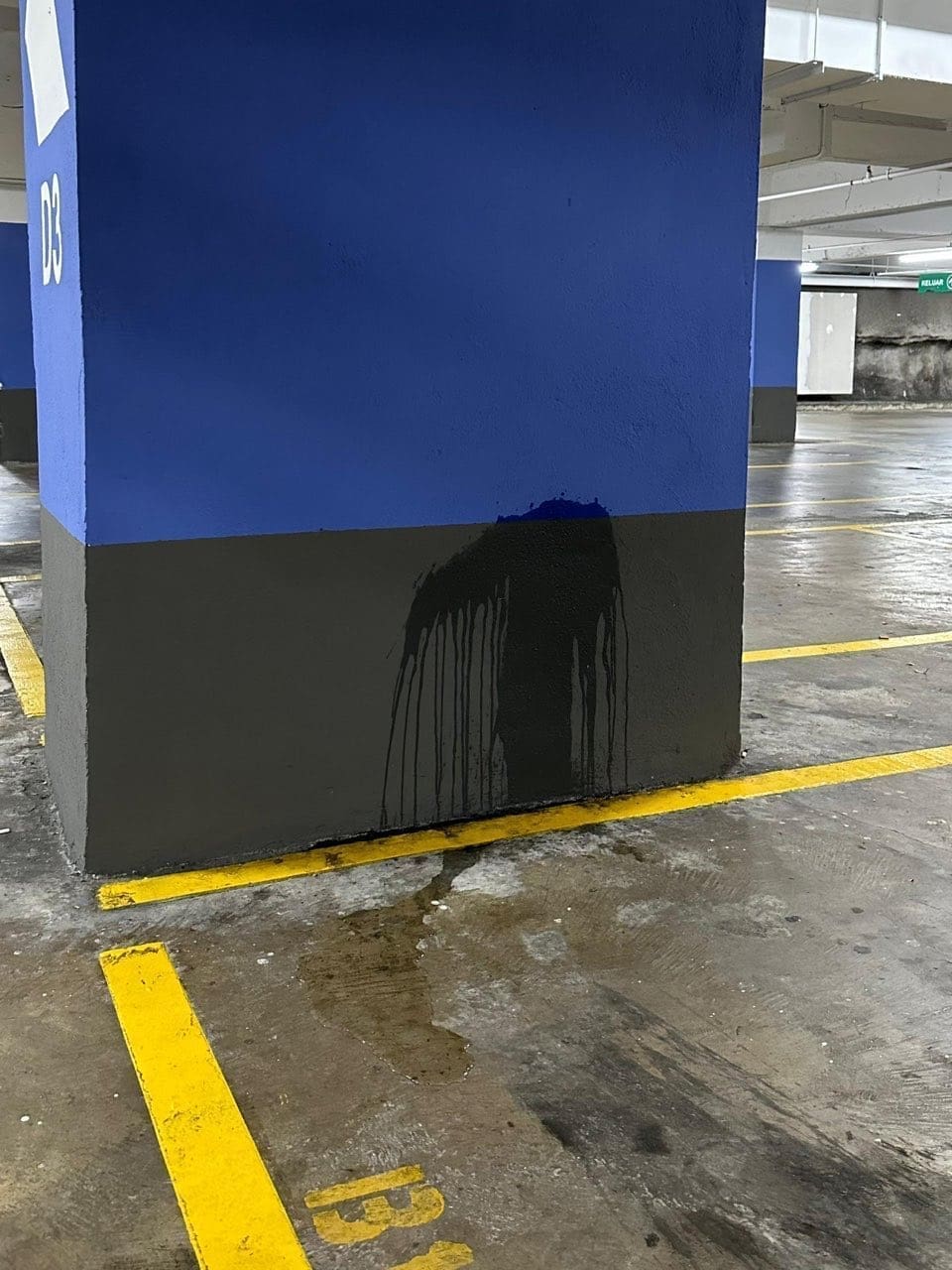 man's pee on the wall