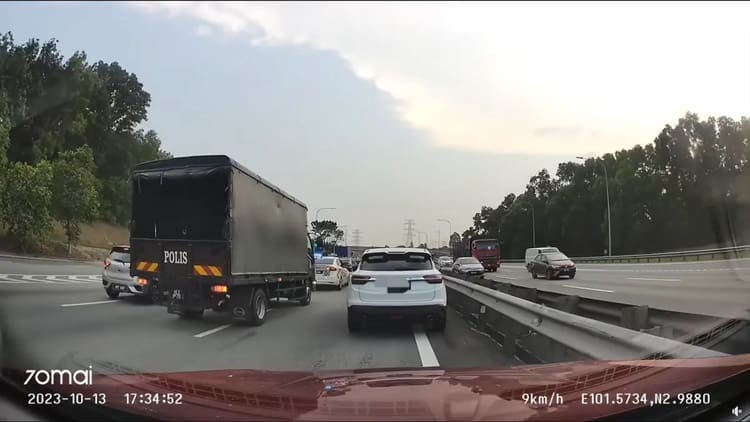 M'sian Driver Tailgates Police Vehicle, Gets Kantoi-ed & Has Number Plate Taken