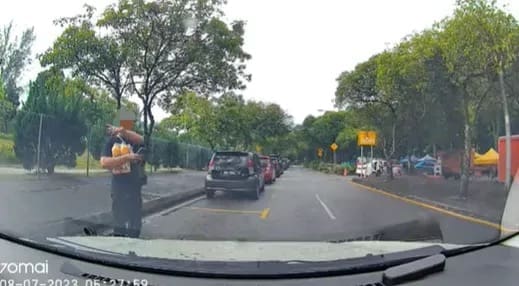 M'sian Woman Forces Man Out Who ‘Choped’ Parking Spot With His Body
