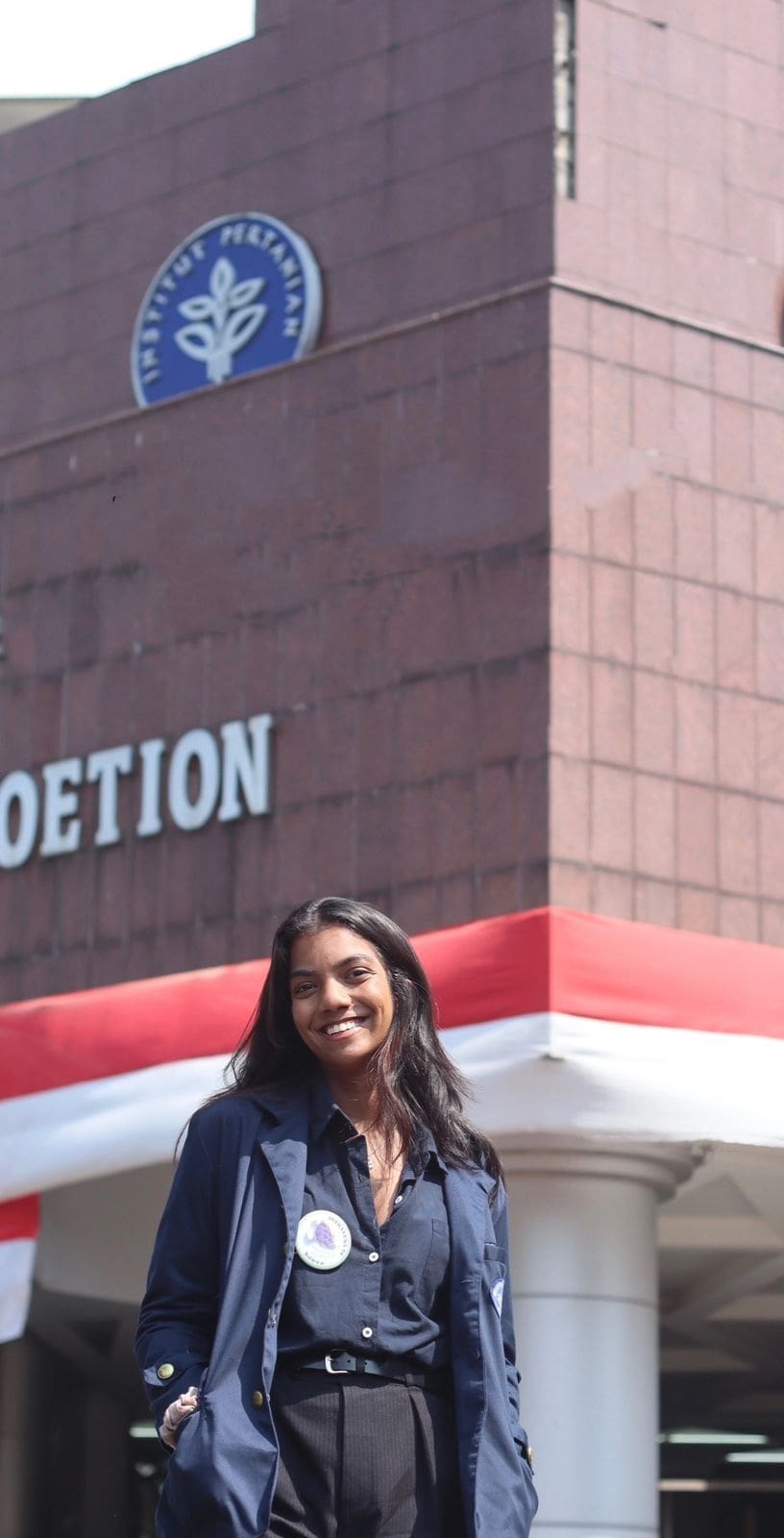 Sonea in her college attire