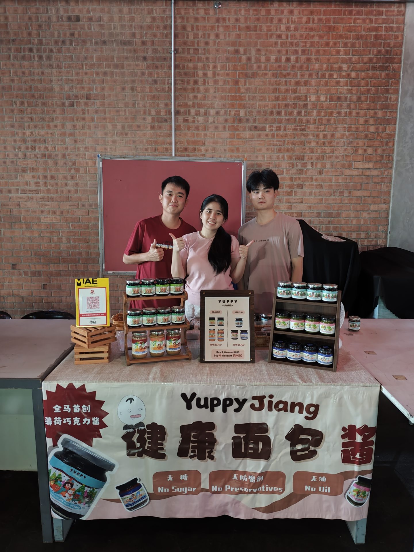 Lee selling sauces