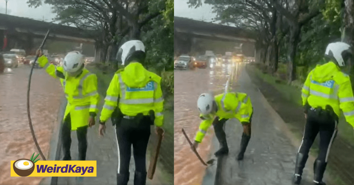 M'sian Traffic Officers Brave Heavy Rain To Fix Clogged Drain In JB, Praised By Netizens