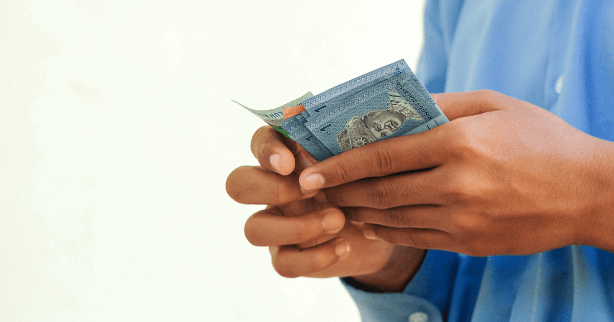 Man holding ringgit notes