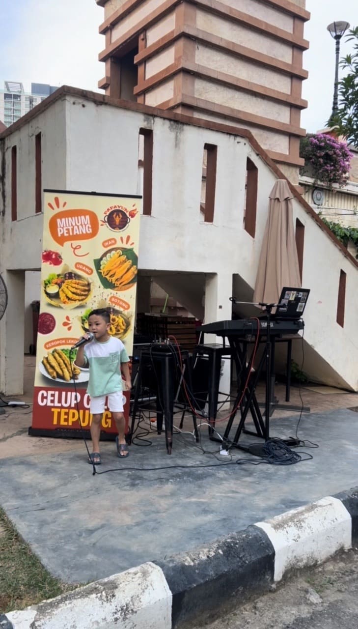 malay boy singing Zubir Khan song