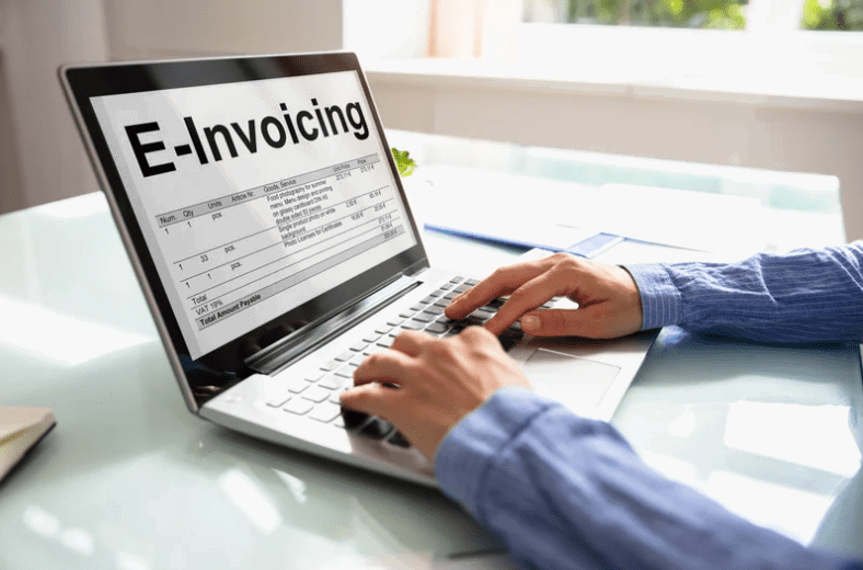 Man issuing e-invoice