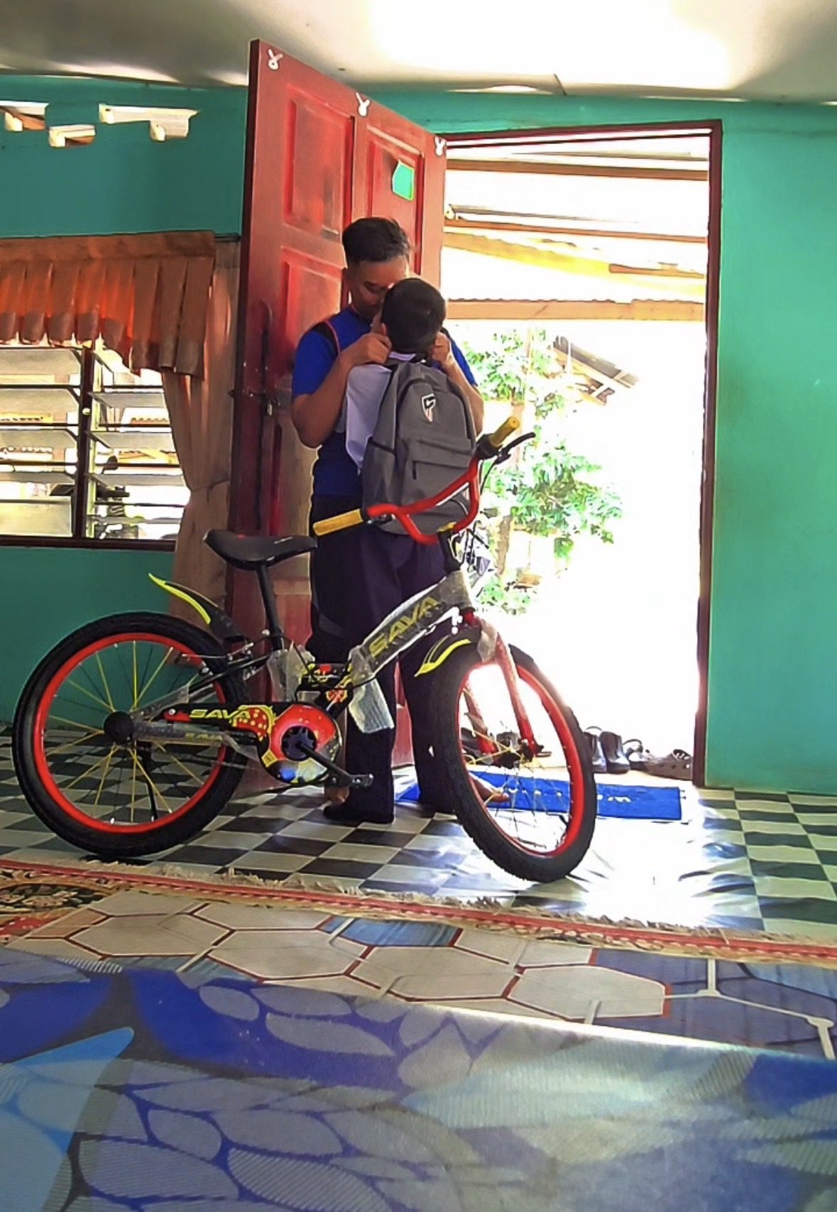 M’sian Buys Bicycle For His Youngest Sibling After Mum’s Death & Promises To Fill Her Place