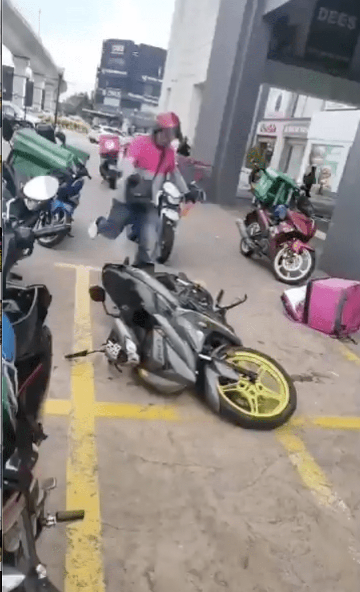 M'sian Delivery Rider Damages His Own Motorcycle After Failing To Pay The Loan For 3 Years 1
