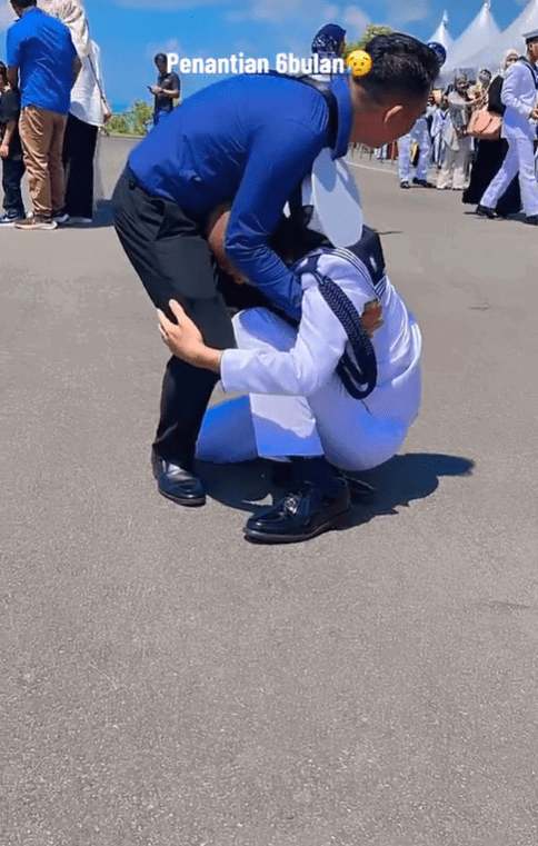 M'sian man falls to his knees in tears