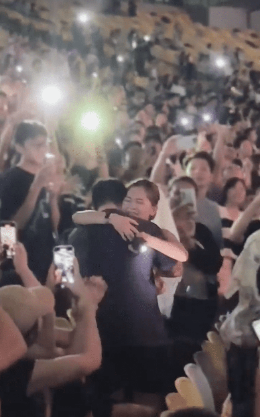 M'sian man propose to GF during Ed Sheeran concert
