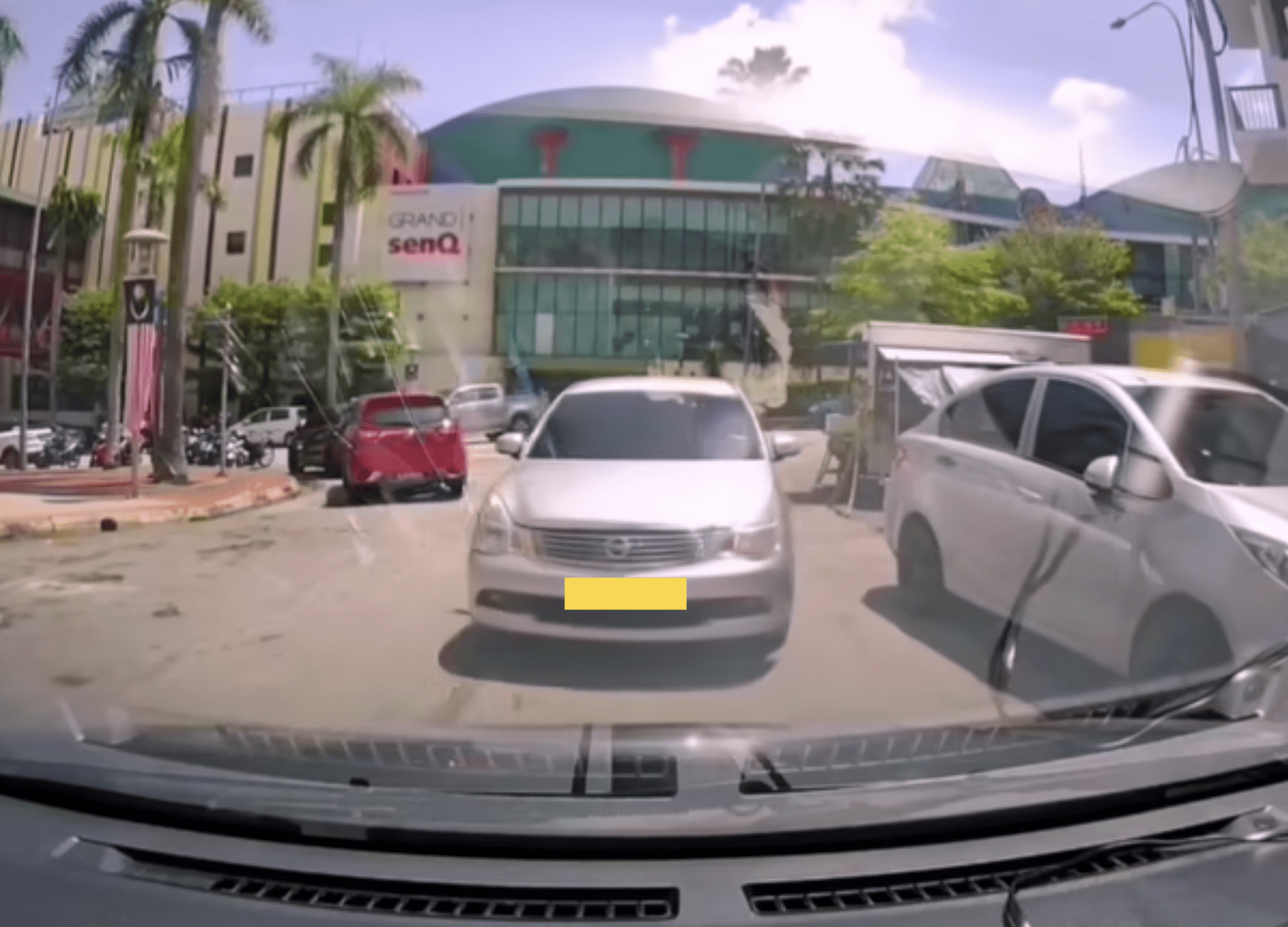 M'sian Man Who Drives Against Traffic In Cheras Raises Middle Finger After Being Confronted By Motorist 4