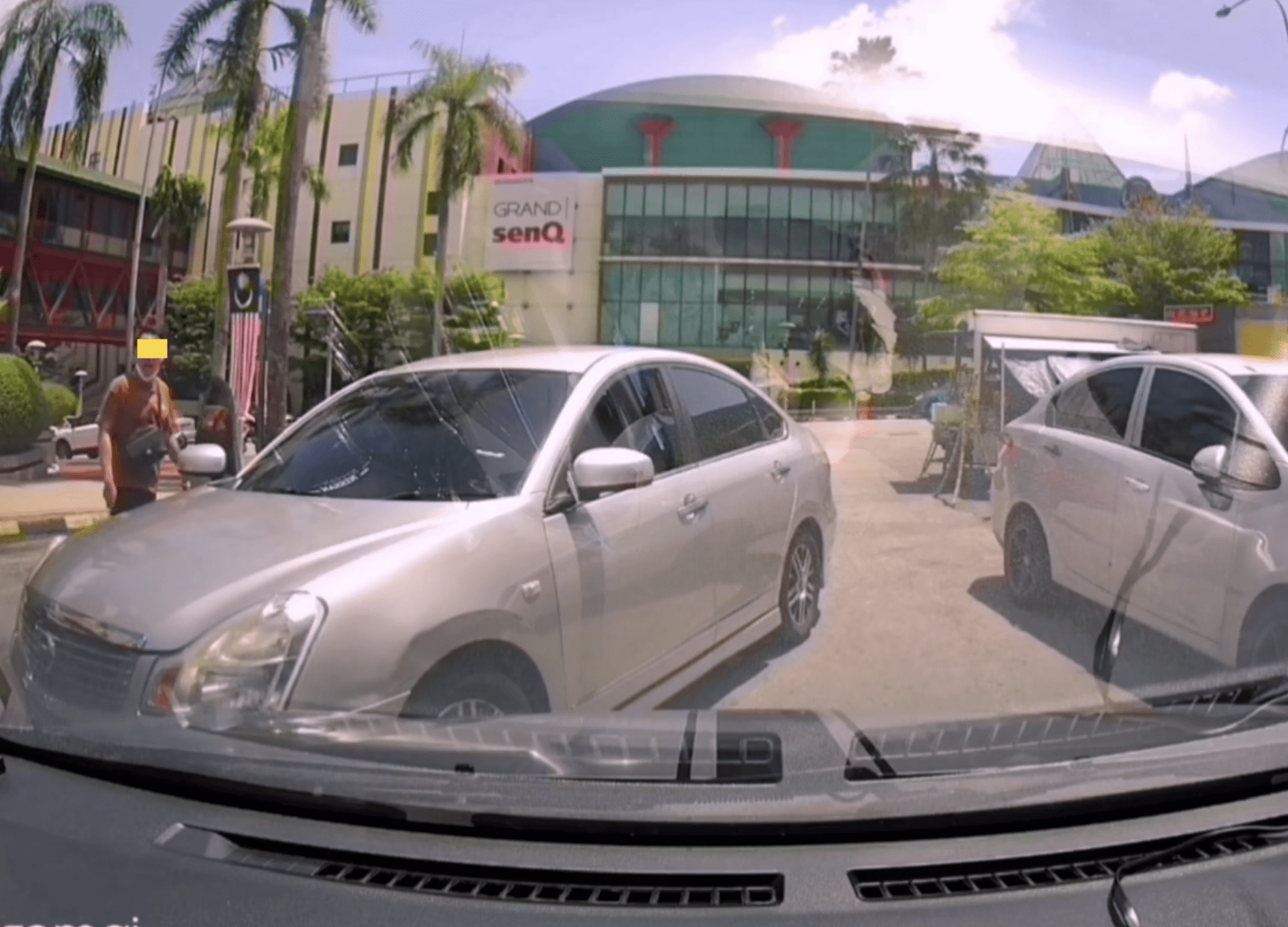M'sian Man Who Drives Against Traffic In Cheras Raises Middle Finger After Being Confronted By Motorist 5