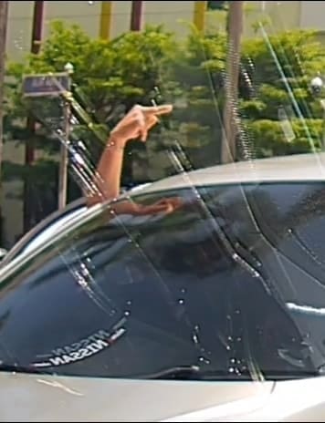 M'sian Man Who Drives Against Traffic In Cheras Raises Middle finger After Being Confronted By Motorist