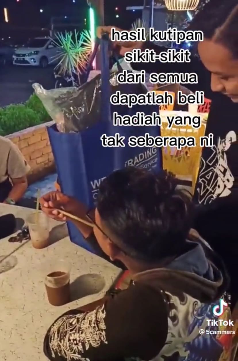 M'sian Student Cries After His Friends Surprise Him With A New Laptop
