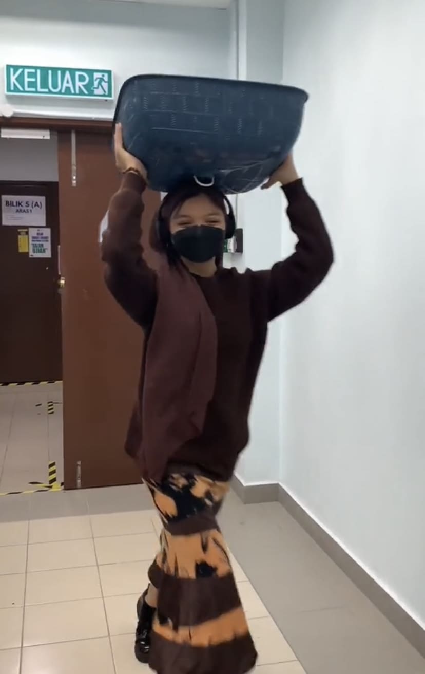 Local Uni Students Bring Rice Cooker, Serving Lid During 'No Backpack Day'